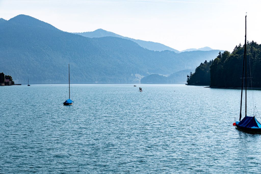 Walchensee - Das Wasser ist klar und hat Trinkwasserqualität. Die maximale Tiefe des Walchensees beträgt beachtliche 192 Meter.  - © alpintreff.de - Christian Schön